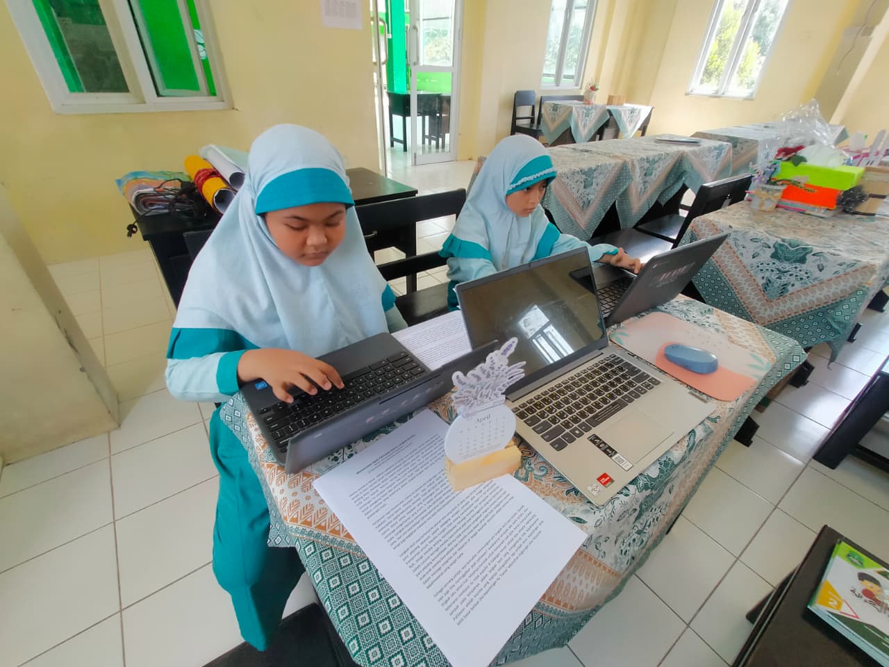 Asah Bakat Literasi: Dua Siswa SD Assunniyyah Intensif Latihan Menulis Menuju FLS3N 2026